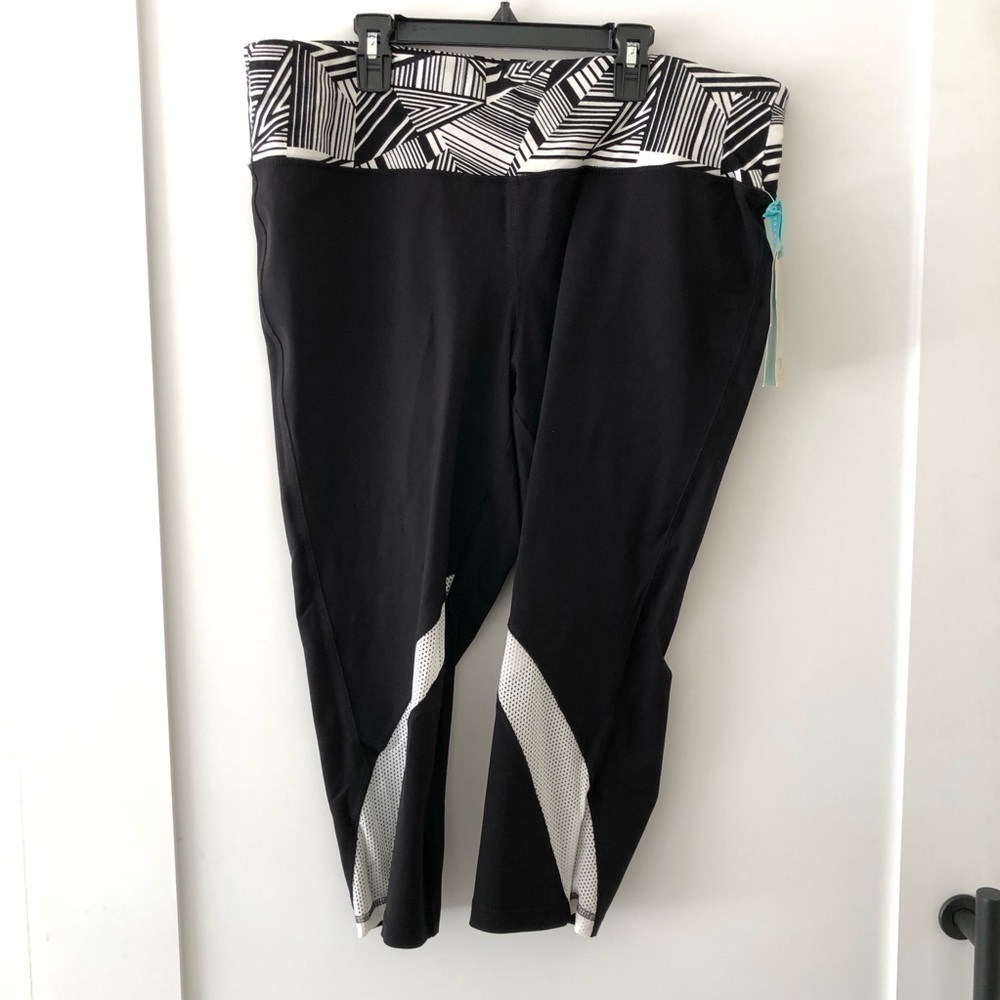 Lane Bryant Livi Active Black Capri Crop Leggings 18/20
